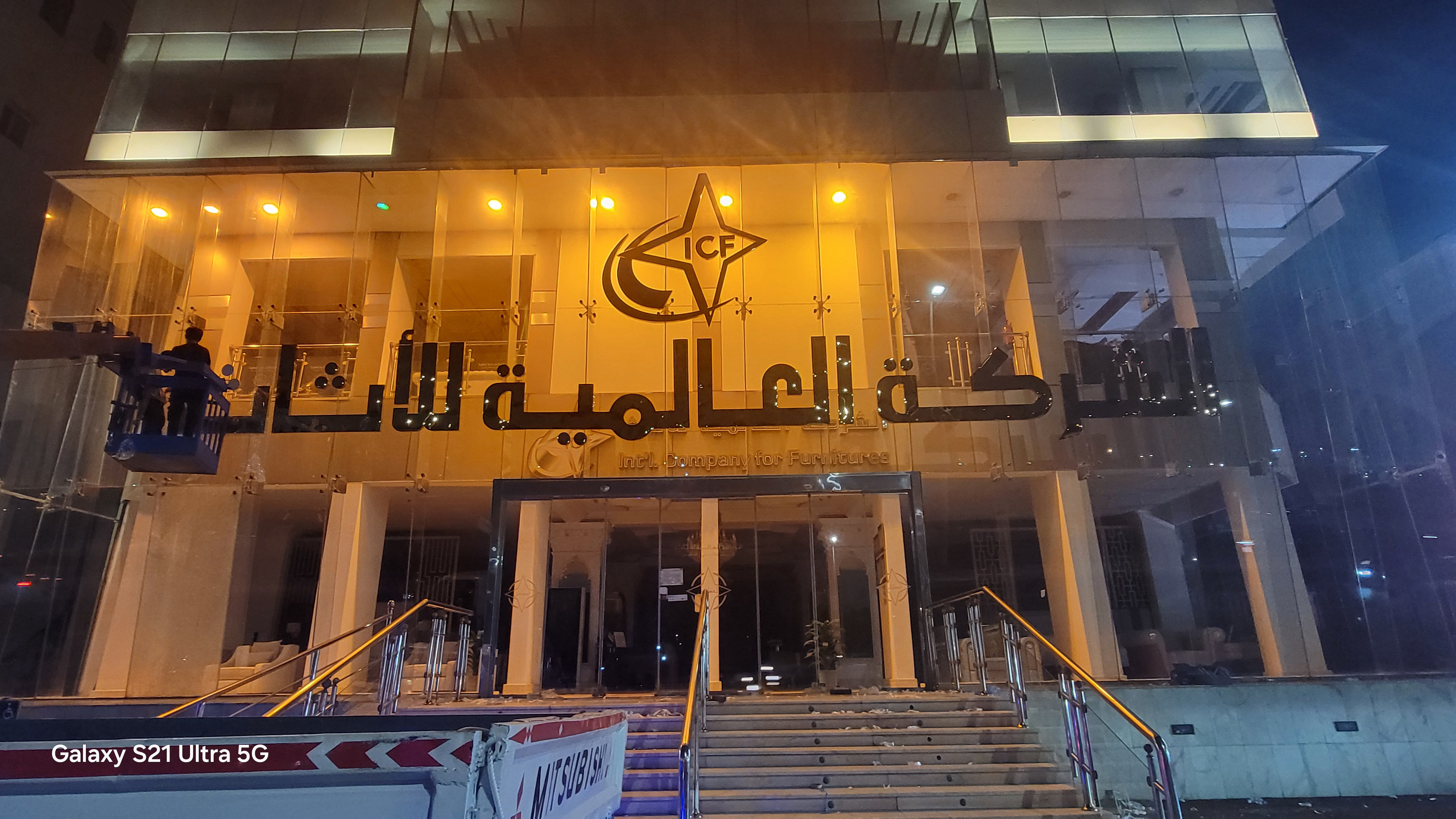 خطاط تركيب لوحات محلات جدة - فريق متخصص في تركيب حروف بارزة ولوحات محلات بجودة عالية في جدة